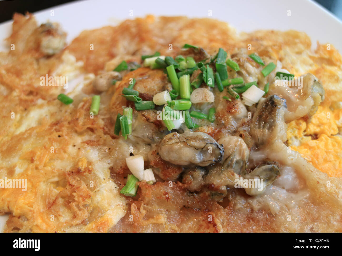 Close-up des huîtres frites omelette croustillant rompu on white plate Banque D'Images