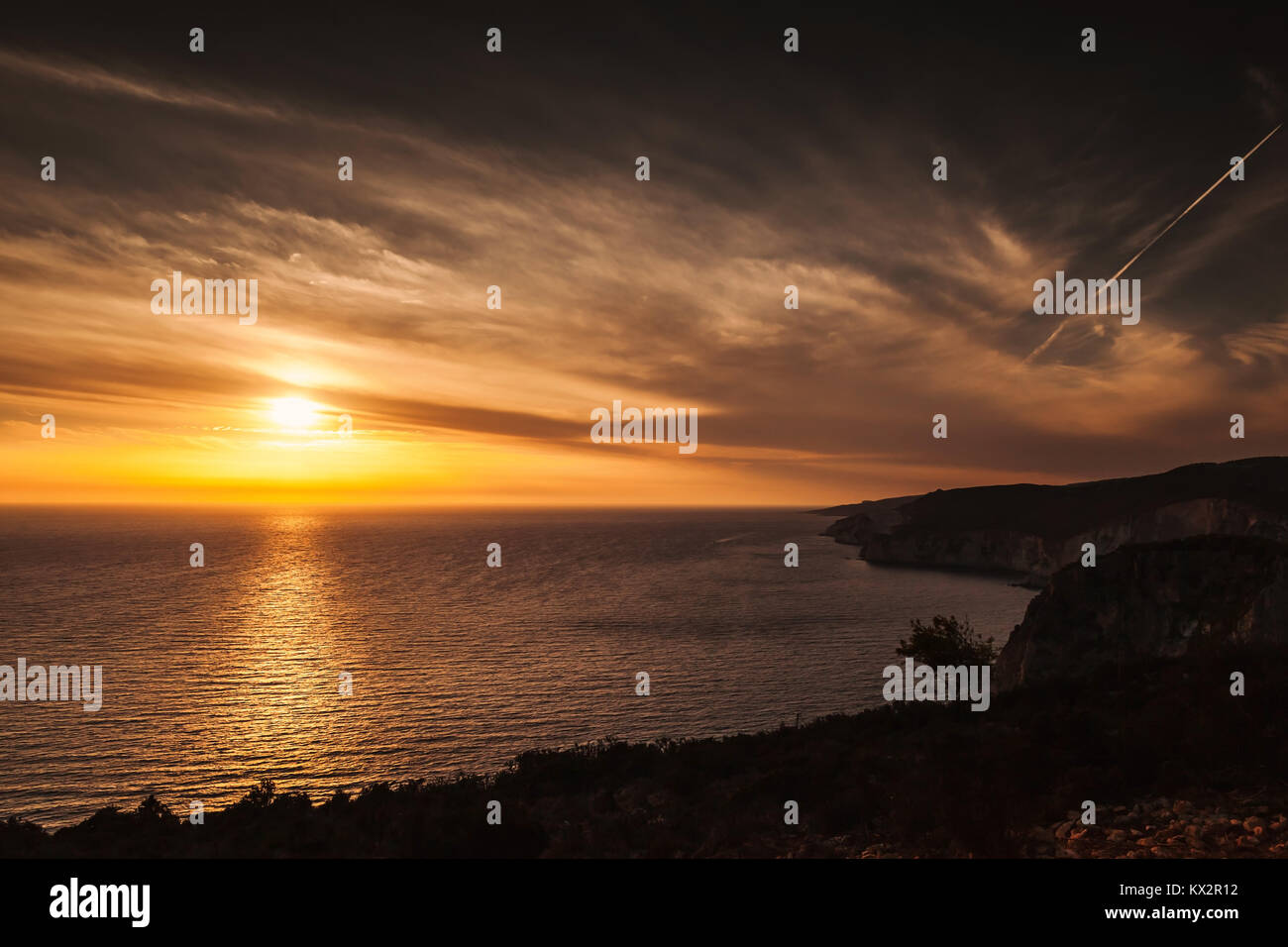 Coucher de soleil spectaculaire colorés. Paysage du Cap-Keri Zakynthos île grecque dans la mer Ionienne, Banque D'Images