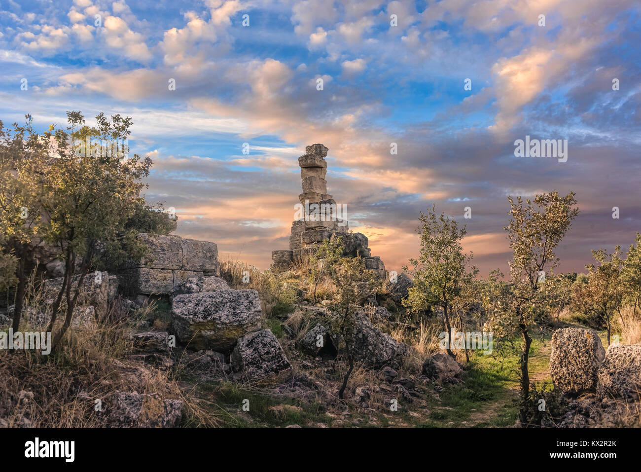 Ruines d'un ancien bâtiment dans un ville du nord-ouest de la Turquie sous un ciel bleu avec des nuages blancs pendant le coucher du soleil Banque D'Images