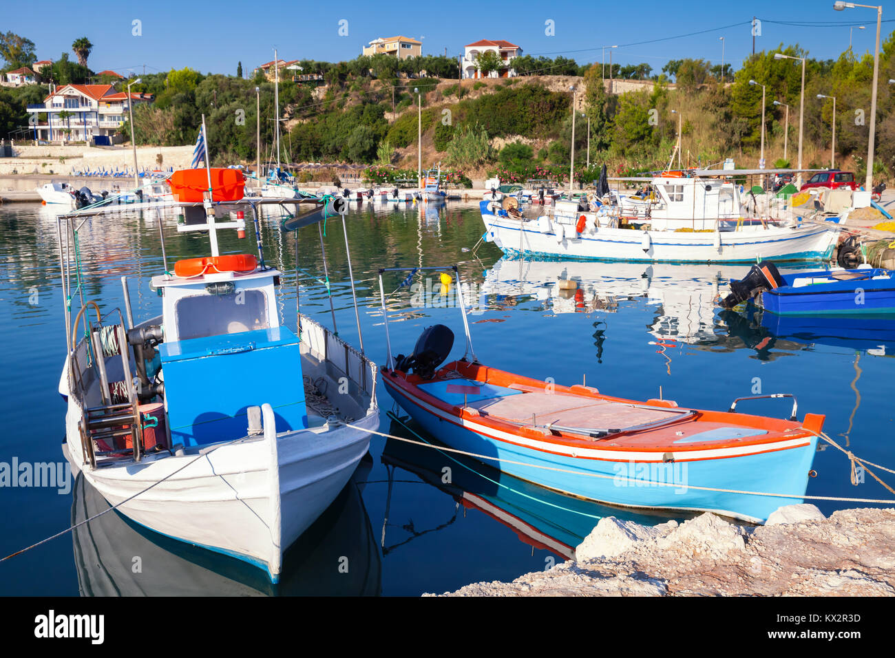 Vieux bateaux de pêche en bois amarré dans la ville de Tsilivi. Zakynthos. Île grecque dans la mer Ionienne Banque D'Images