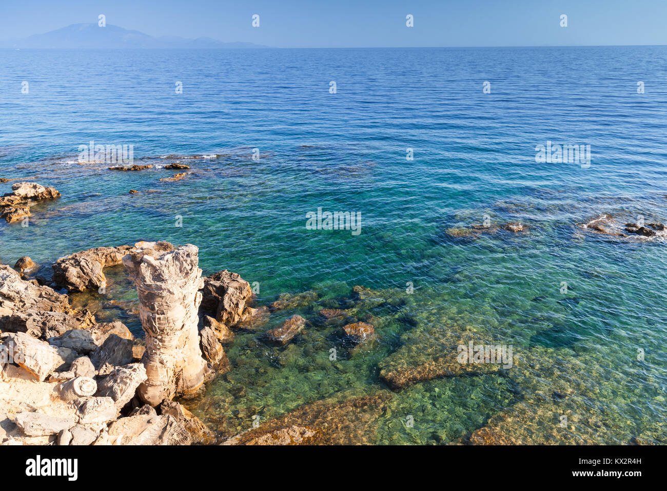 Sur les rochers de la côte de Zakynthos, Grèce. Station touristique populaire de l'île pour les vacances d'été Banque D'Images