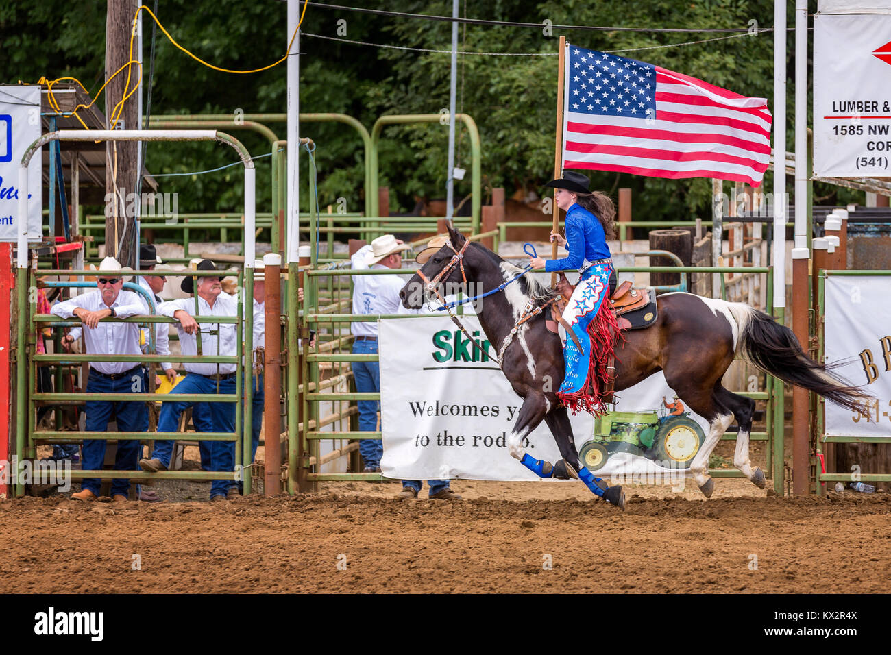 Cowgirl avec un drapeau américain à la cérémonie d'ouverture d'un rodéo, Philomath & Frolic Rodeo, Oregon, USA Banque D'Images