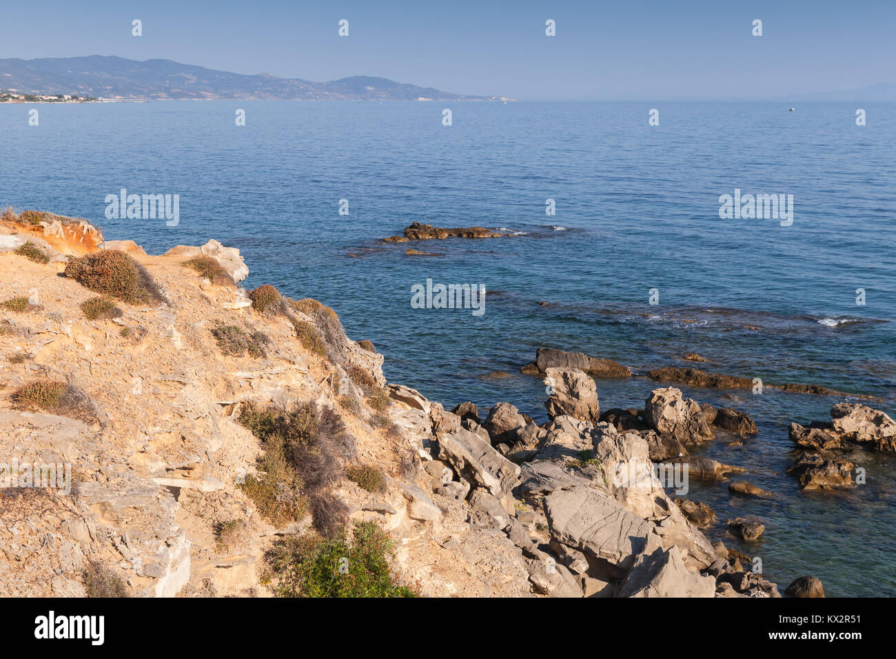 Des côtes rocheuses de l'île de Zakynthos, Grèce. Station touristique populaire pour les vacances d'été Banque D'Images