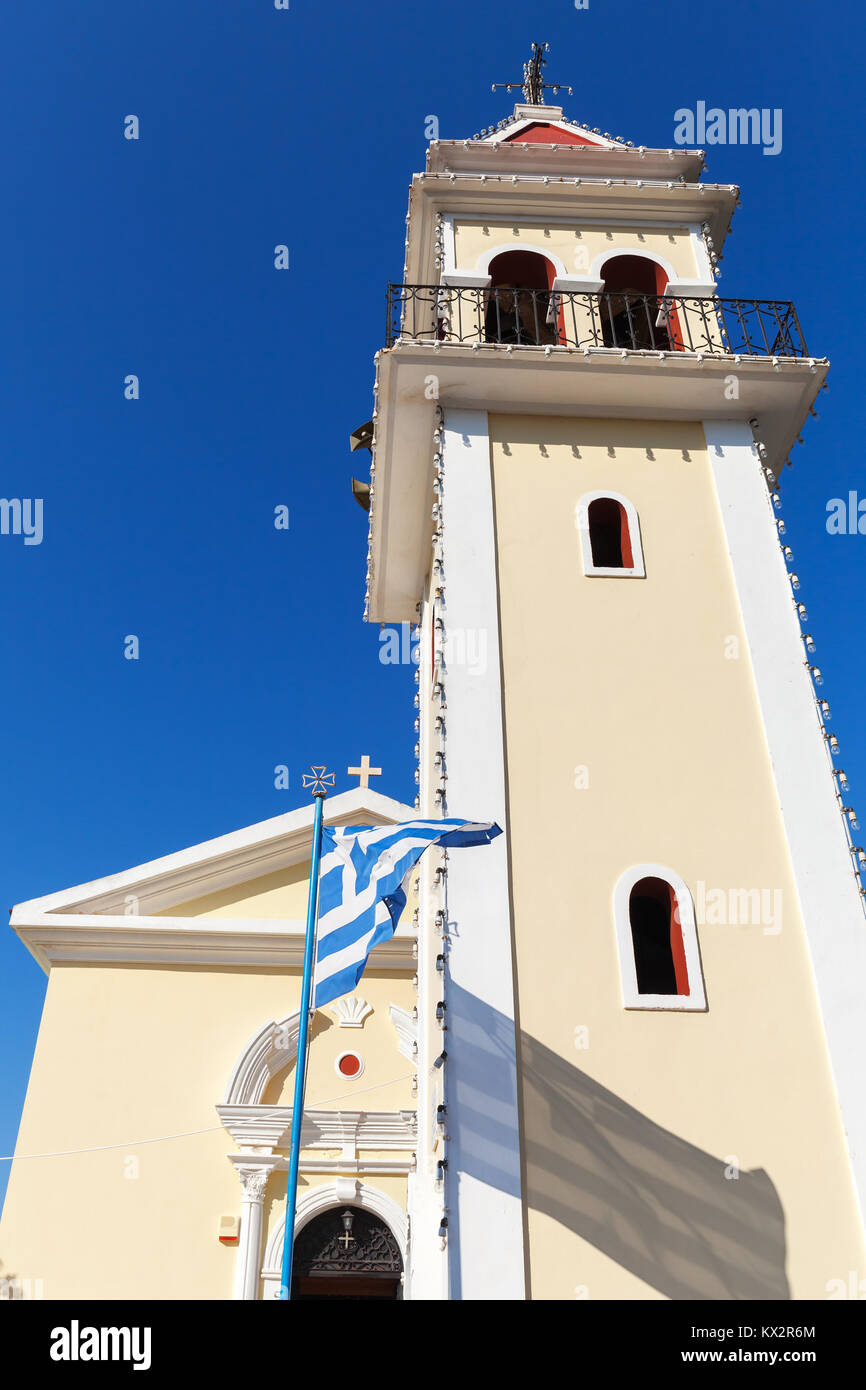 Église de Zoodochos Pigi. Extérieur avec drapeau grec en journée d'été. L'île de Zakynthos, Grèce Banque D'Images