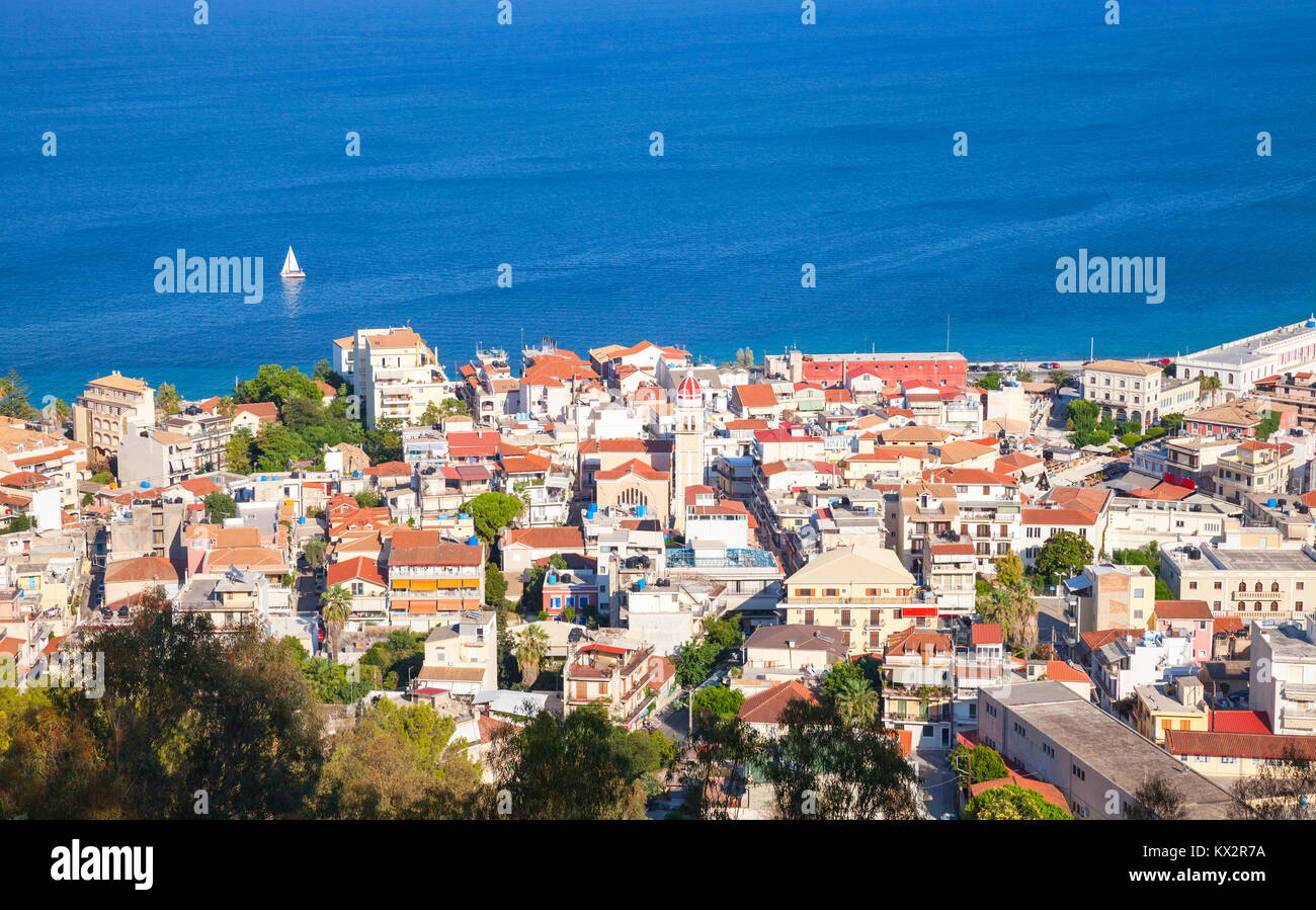 Paysage d'été côtières de la ville de Zakynthos, île grecque dans la mer Ionienne. Yacht à voile à la va le long de la côte Banque D'Images