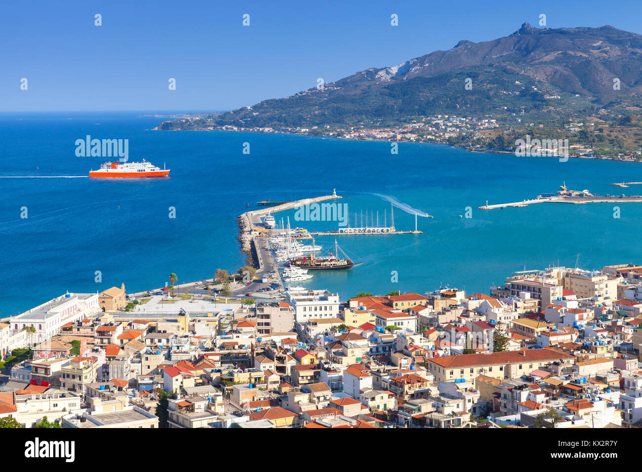 Navire de passagers entre le port principal de Zakynthos, île grecque dans la mer Ionienne. Paysage d'été Banque D'Images