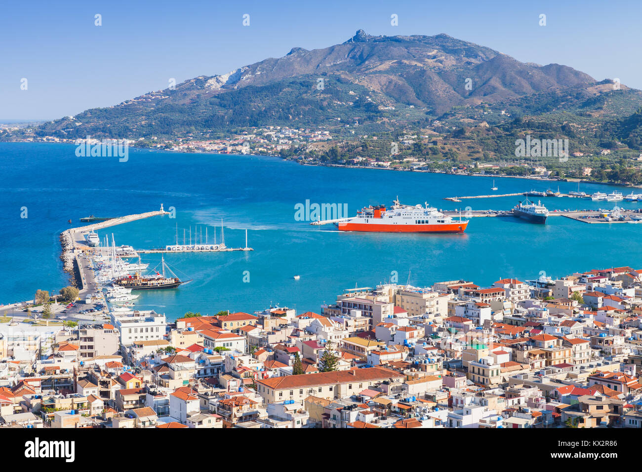 Paysage côtier de Zakynthos, île grecque dans la mer Ionienne. Navire de passagers entre le port principal Banque D'Images