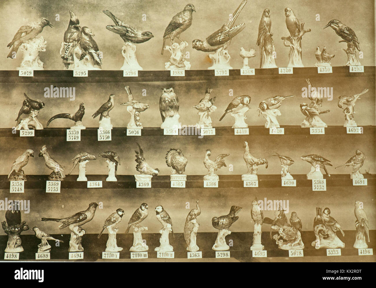 Image réalisée à partir d'un cahier d'échantillons d'un vendeur en porcelaine allemande préparé pour l'Expo de Paris (1900) Banque D'Images