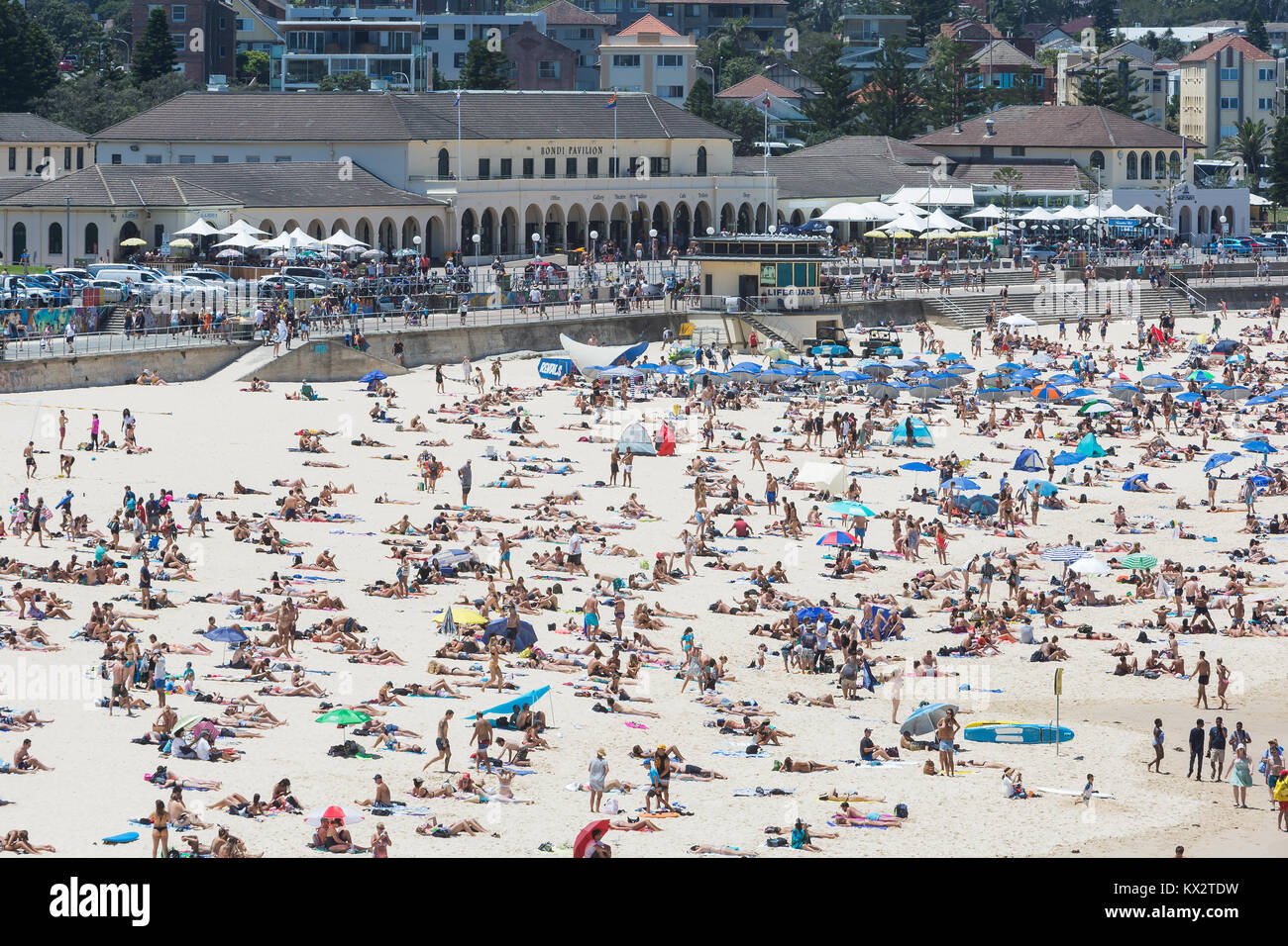 La foule sur la plage de Bondi, à Sydney, en Australie. Banque D'Images