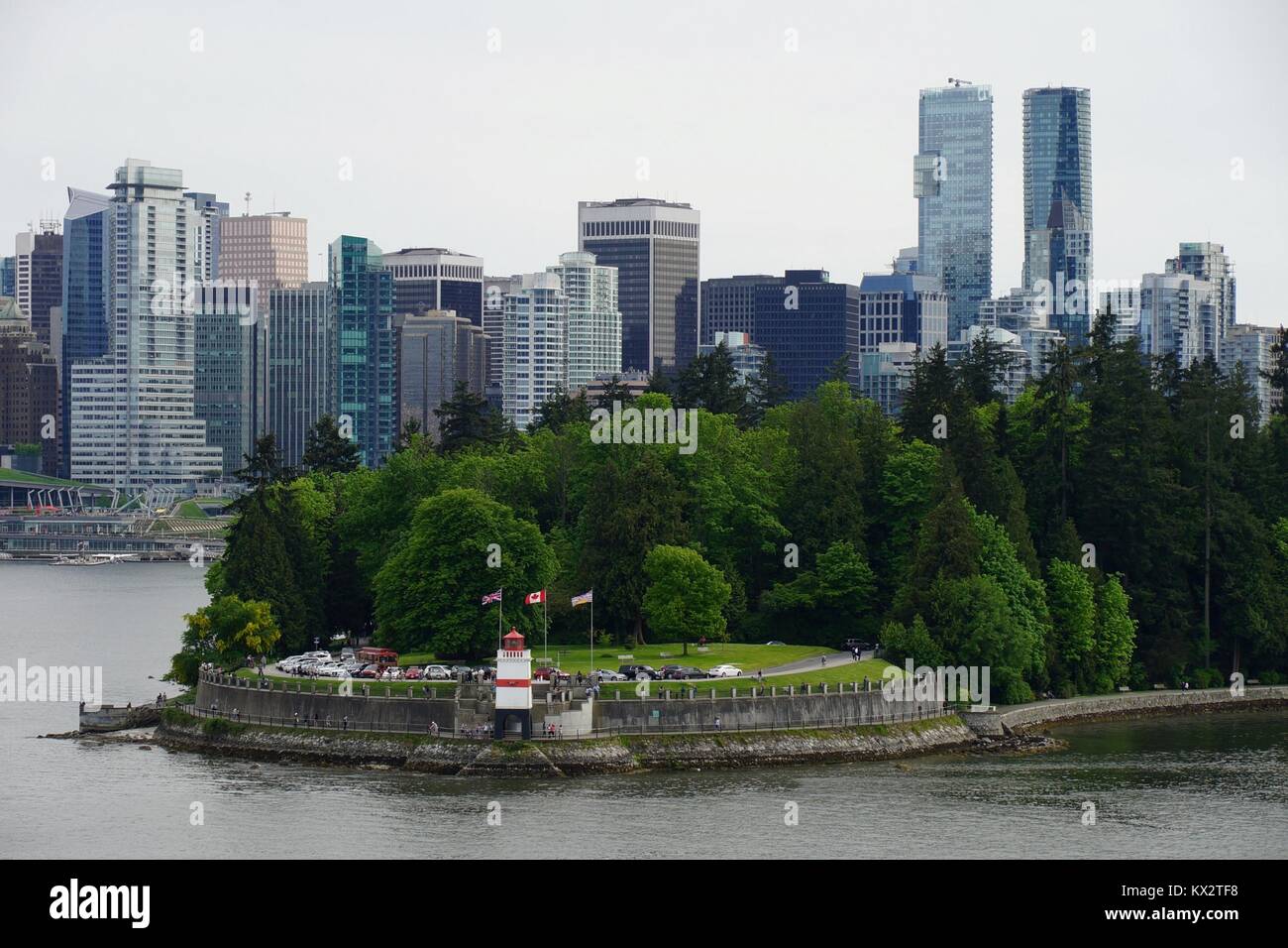 Vue de Coal Harbour dans le parc Stanley et le phare, Vancouver, Canada. Banque D'Images