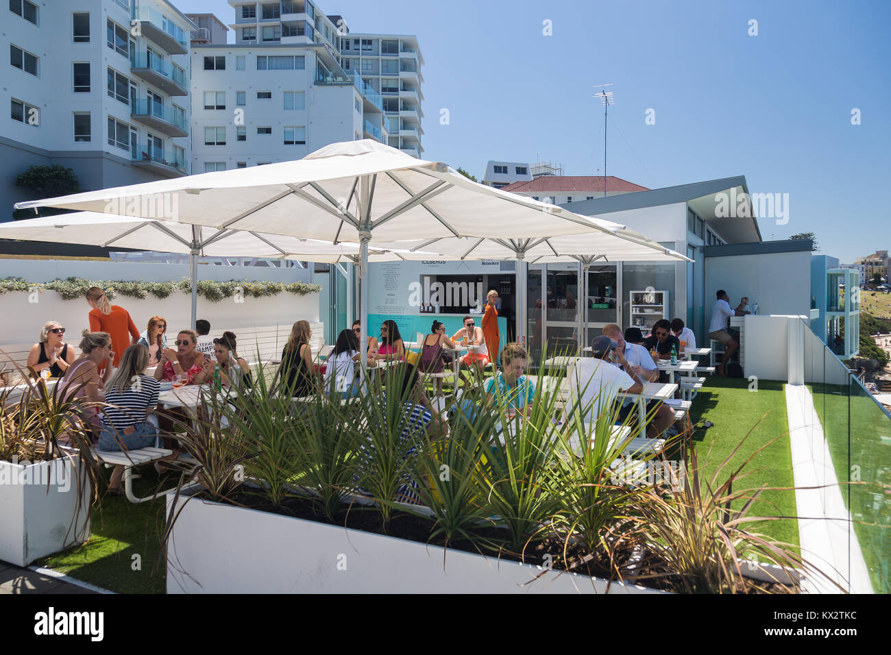 Les habitants et les touristes à la détente, icebergs de Bondi Beach, Bondi, Sydney, Australie. Banque D'Images