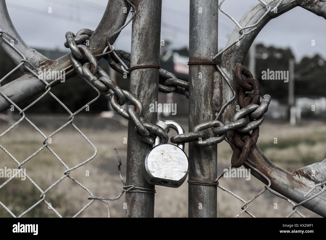 Ancienne grille rouillée et verrouillé avec un cadenas Banque D'Images