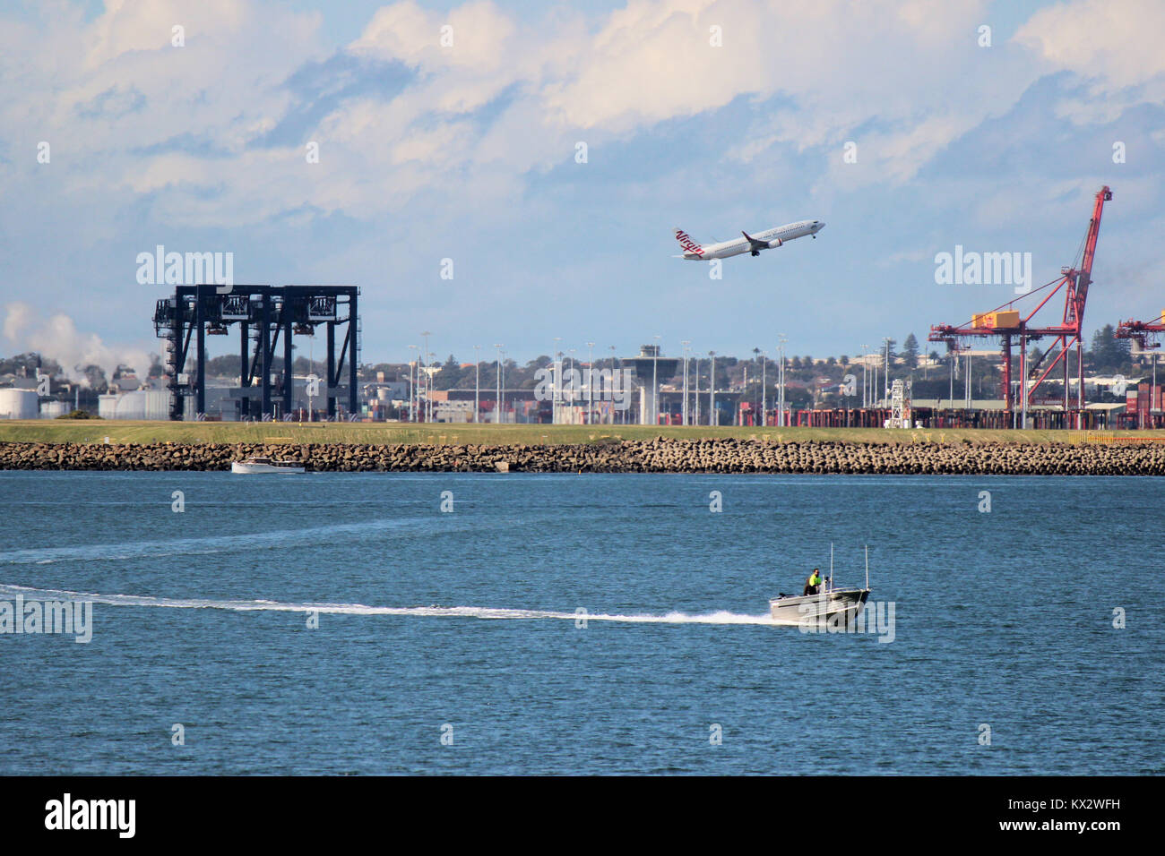 Avion et bateau avec le complexe industriel Banque D'Images