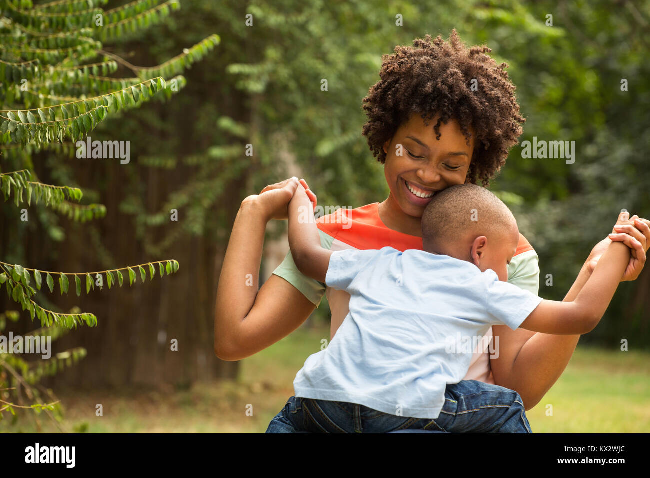 Young African American Woman et son fils. Banque D'Images