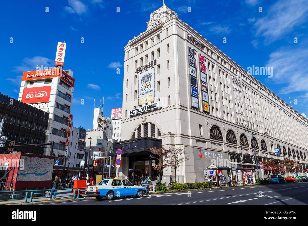 TOKYO, JAPON - 15 NOVEMBRE 2015 : La Station d'Asakusa est construit dans Ekimise liens bâtiment, il ligne Tobu Tokyo Skytree, à l'immeuble est également un grand shop Banque D'Images