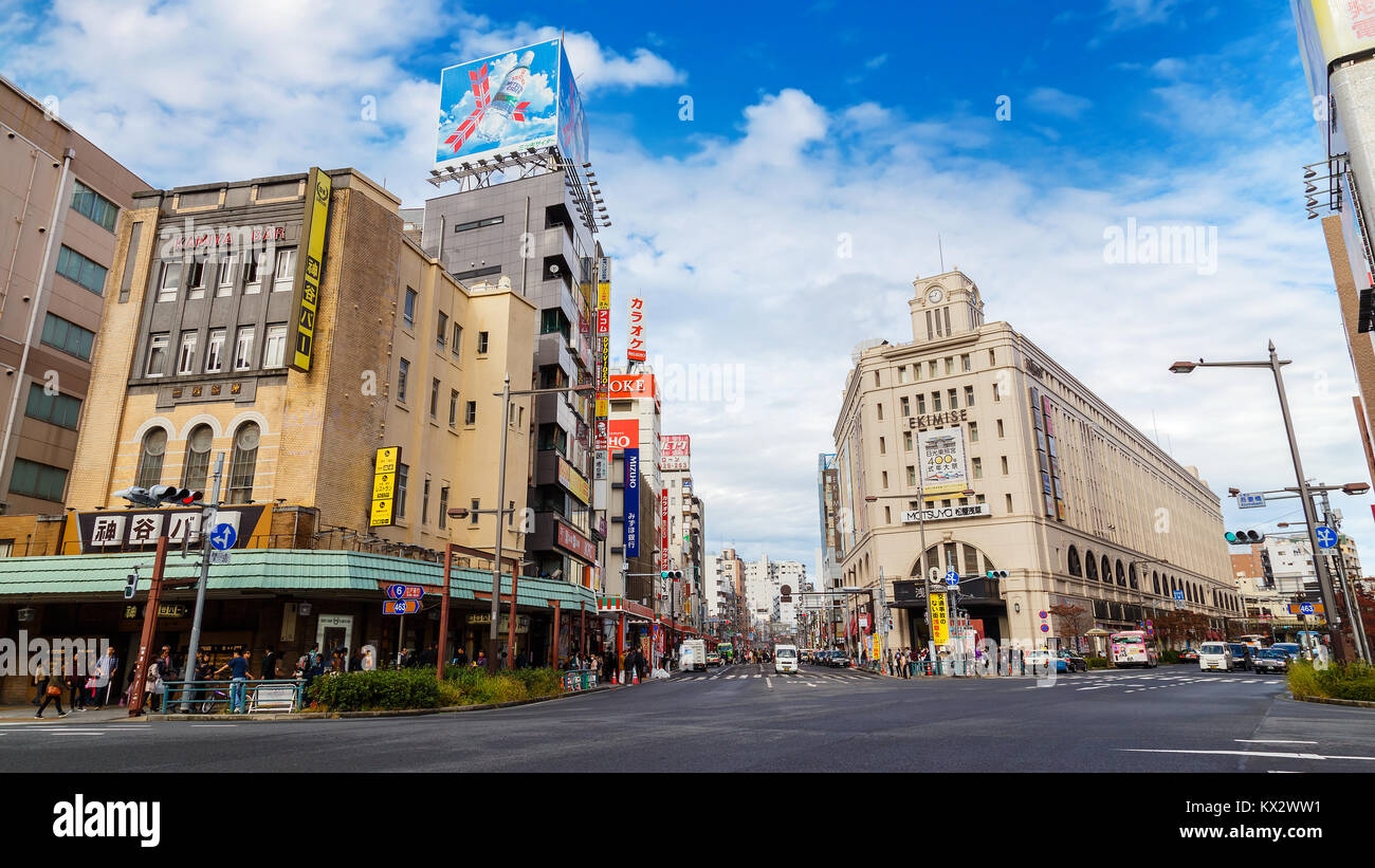 TOKYO, JAPON - 15 NOVEMBRE 2015 : La Station d'Asakusa est construit dans Ekimise liens bâtiment, il ligne Tobu Tokyo Skytree, à l'immeuble est également un grand shop Banque D'Images