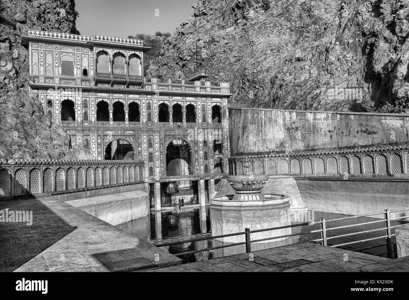 Jaipur, Rajasthan, Inde,-Décembre 02,2014 Vue d'un pavillon avec réservoir inférieur dans Galtaji Temple Banque D'Images