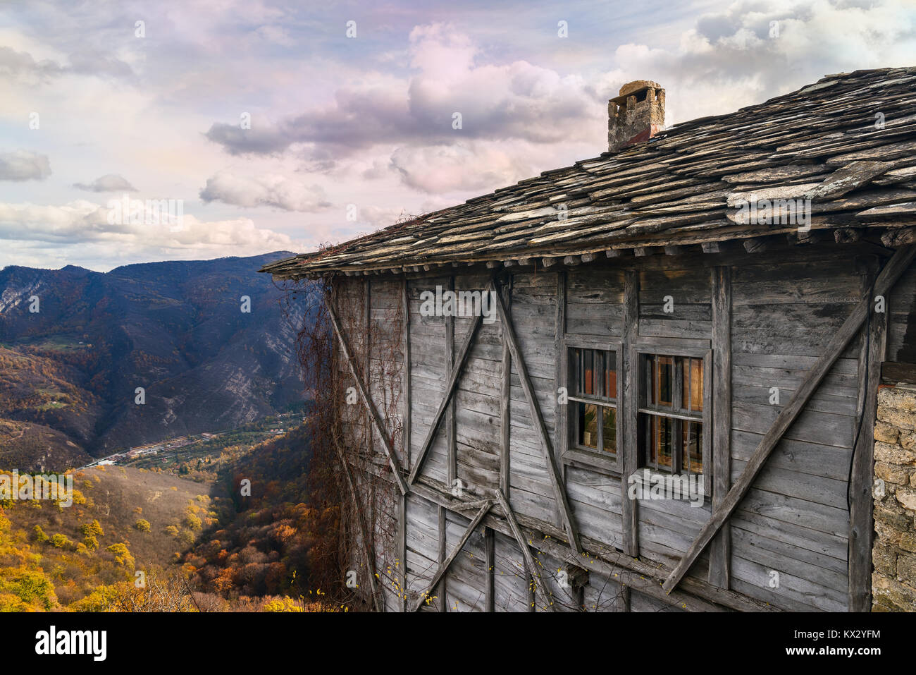 Monastère orthodoxe orientale Glozhene - monastère construit au 13ème siècle et situé sur la pente nord de Stara Planina près de Teteven, Bulga Banque D'Images