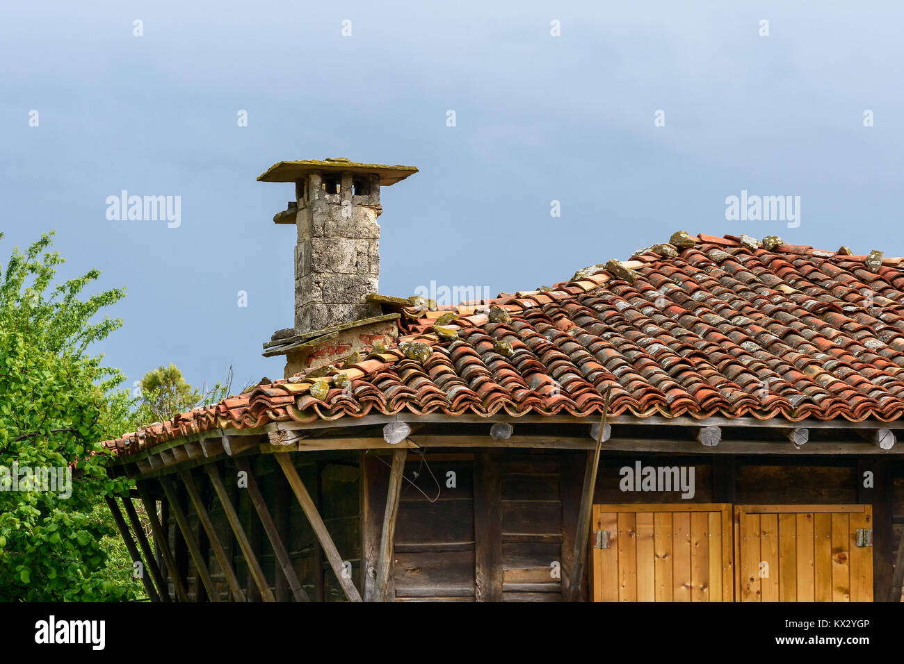 Toit en tuiles d'argile et la cheminée en pierre, briques, Zheravna village, Bulgarie Banque D'Images