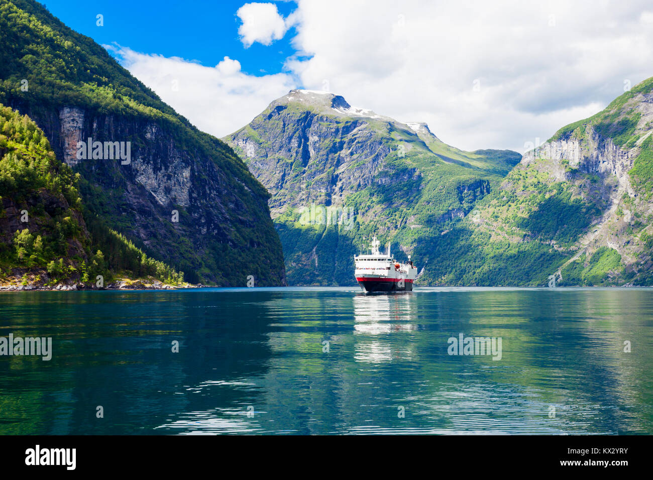 Bateau touristique sur le Geirangerfjord près du village de Geiranger, Norvège Banque D'Images