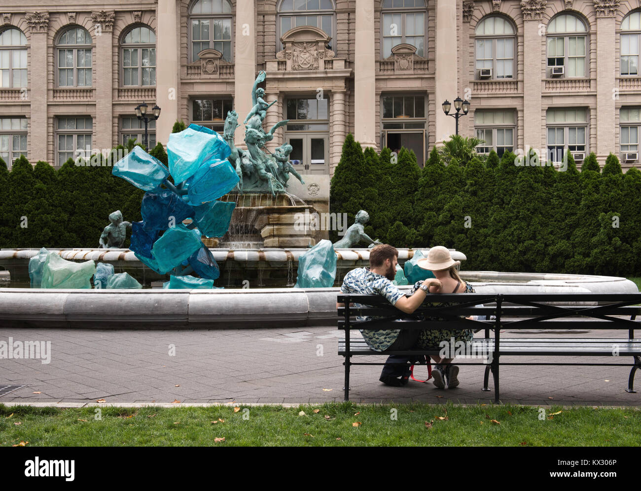 Dale Chihuly exposition au Jardin Botanique de New York, New York, NY, NY, août 12,2017. Polyvitro bleu Cristaux à la Lillian Fontaine de Goldman Banque D'Images