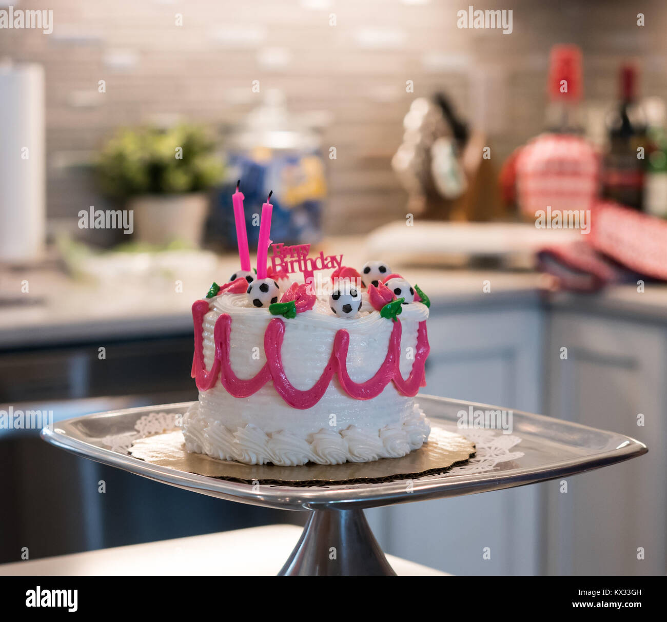 Petit Gateau Rose Avec Joyeux Anniversaire Pick Bougies Decorations Et De Soccer Photo Stock Alamy Petit Gateau Rose Avec Joyeux Anniversaire Pick Bougies Decorations Et De Soccer Photo Stock Alamy