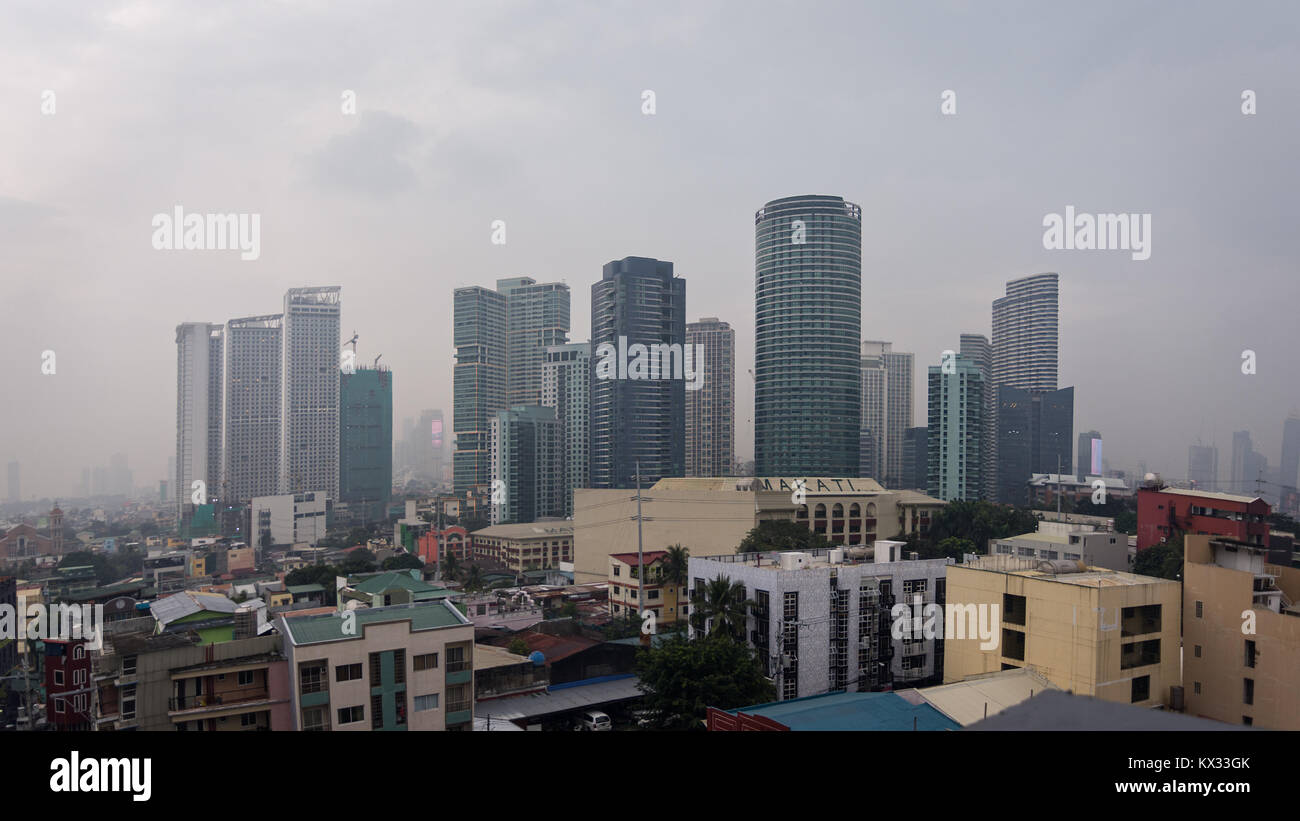 High bar Sky city scape vue sur le contraste des niveaux de vie dans la région métropolitaine de Manille, Philippines. Banque D'Images