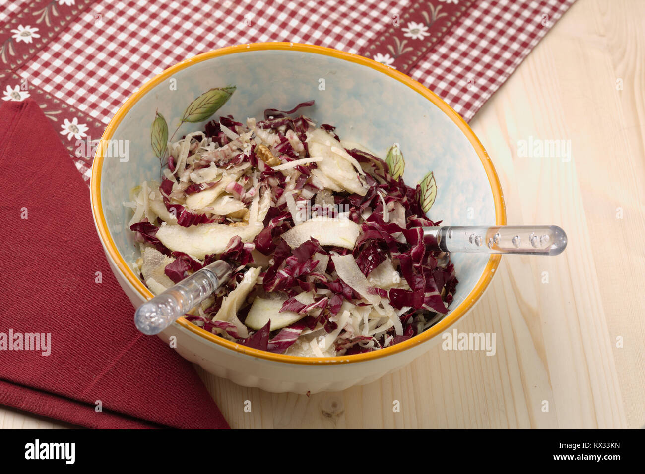 Salade de radis rouge, noix, poires et Parmesan émietté Banque D'Images