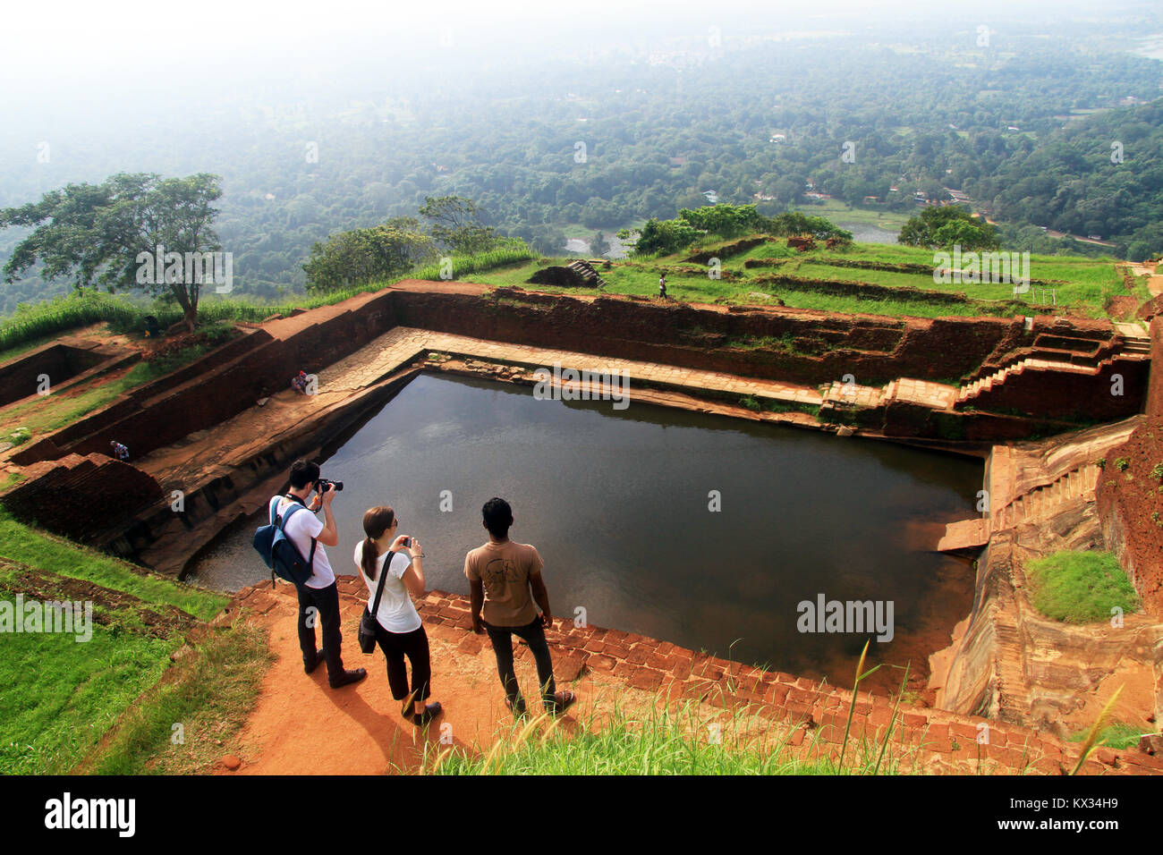 Les touristes et les ruines sur le haut de rocher de Sigiriya, Sri Lanka Banque D'Images