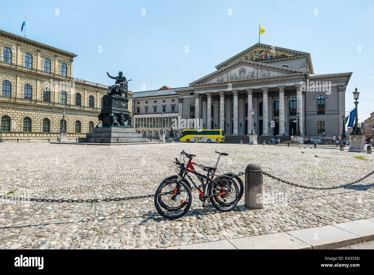 Munich, Allemagne - le 29 mai 2016 : les vélos garés dans la Max-Joseph-Platz Square en face du Théâtre National de Munich, Bavière, Allemagne. Banque D'Images