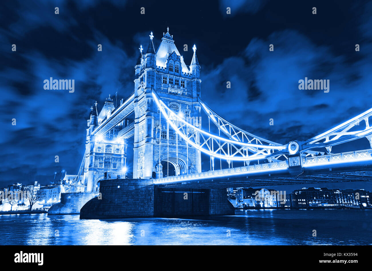 Vue de Tower Bridge à Londres la nuit. Banque D'Images
