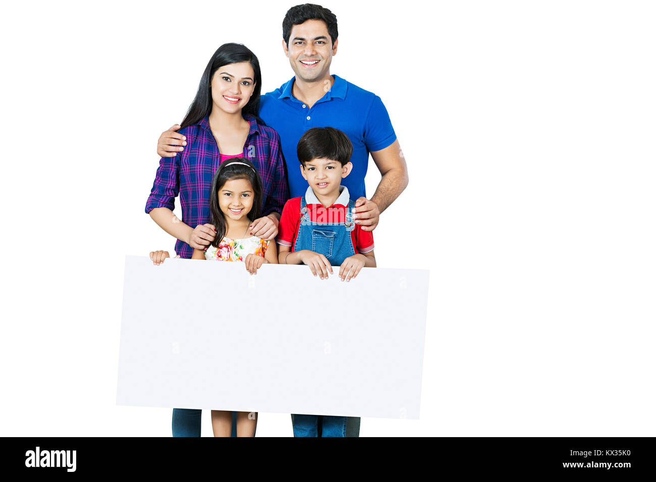 Famille heureuse- Parents et enfants ensemble Holding Empty White Board Banque D'Images