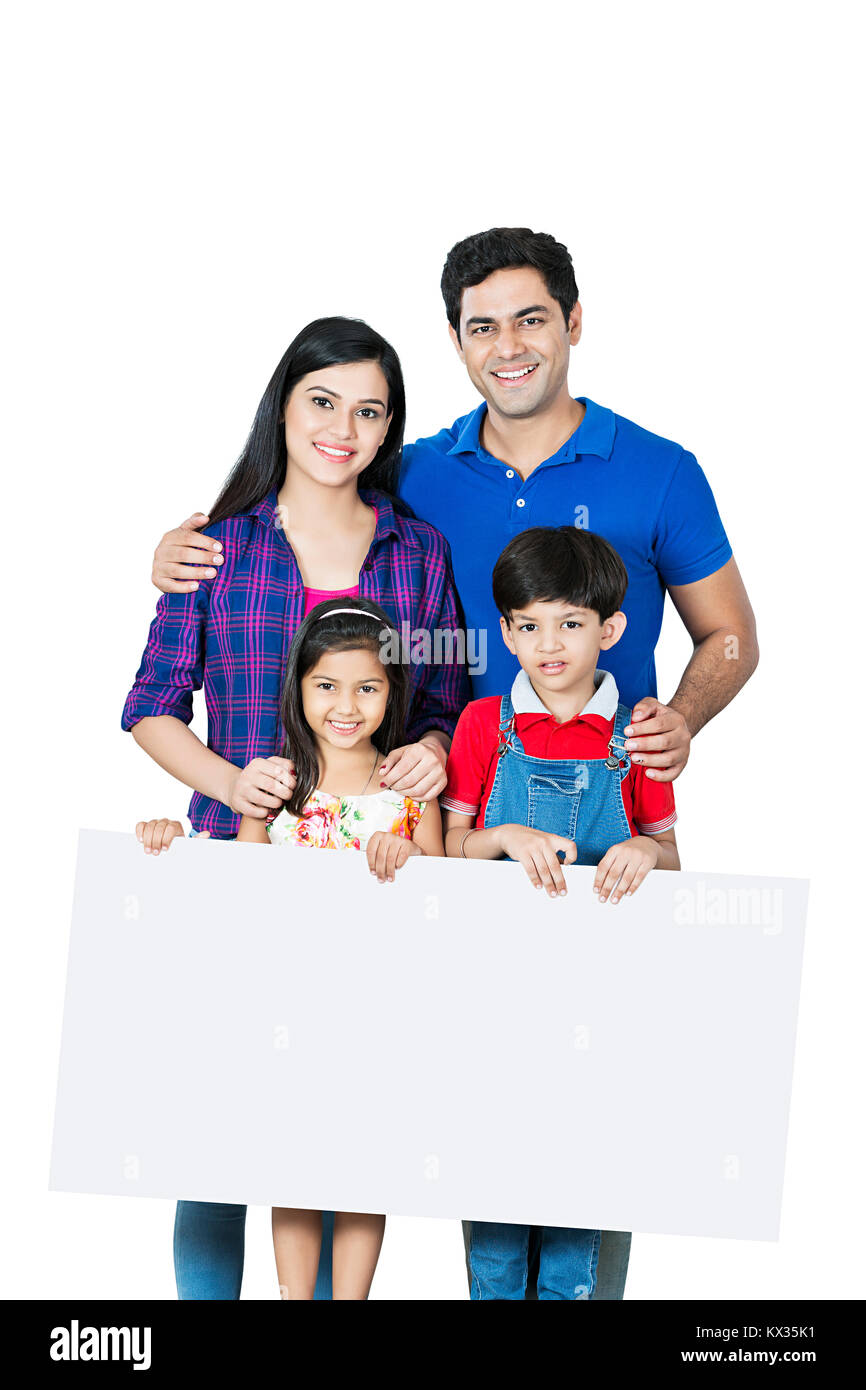 Famille heureuse- Parents et enfants ensemble Holding Showing Blank Message Board Banque D'Images