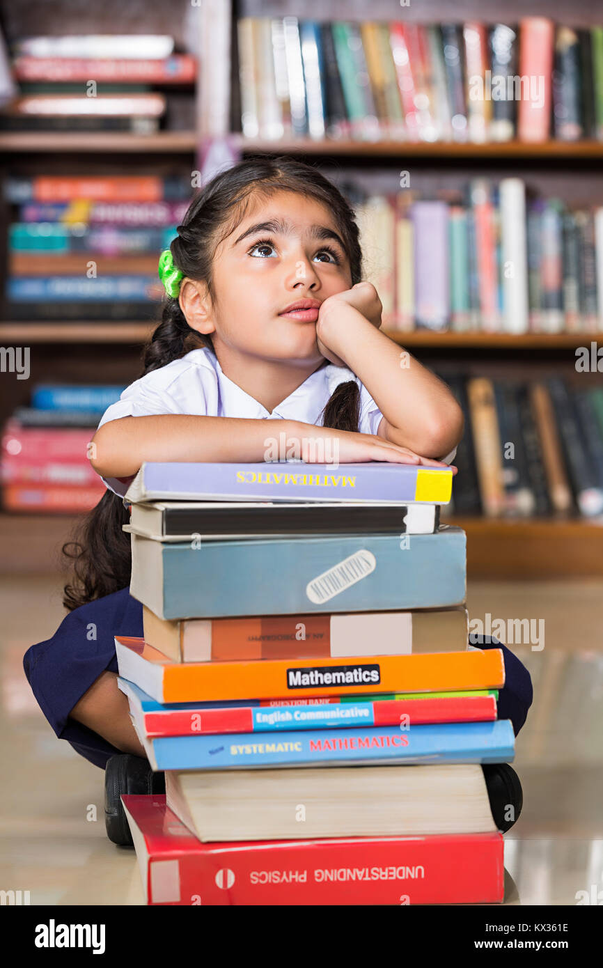 Fille de l'école indienne de 1 Livres d'étudiants dans l'étude de la pensée de la charge de la bibliothèque Banque D'Images