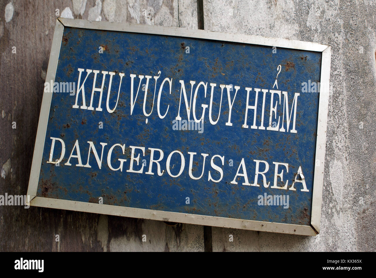 Inscription Zone dangereuse sur le mur au Vietnam Banque D'Images