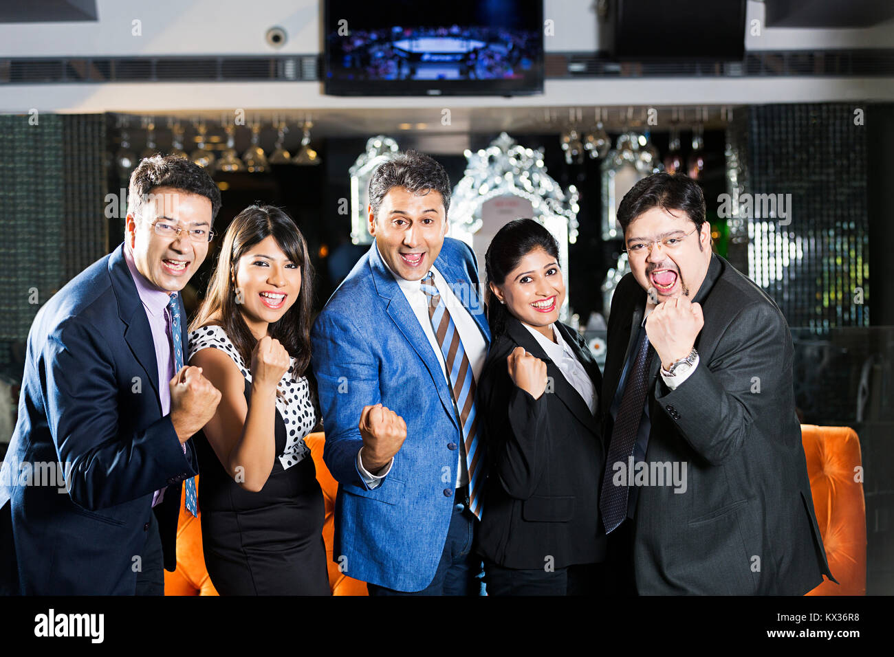 Les gens d'affaires groupe collègue s Hands-Fist succès primé Restaurant Célébration Banque D'Images