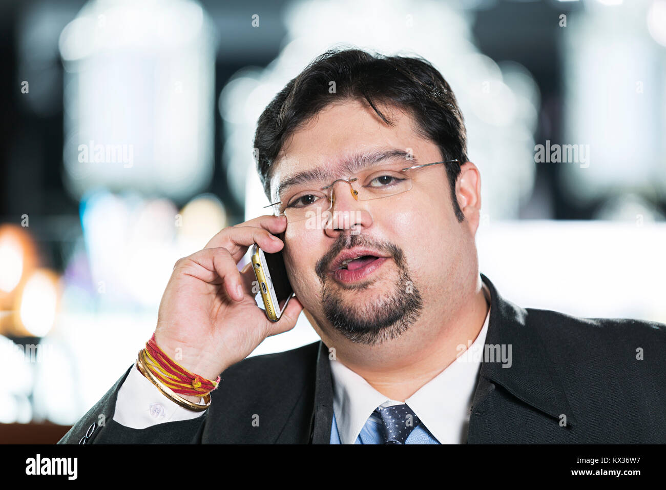Portrait d'un homme On Cell Phone Smiling Banque D'Images