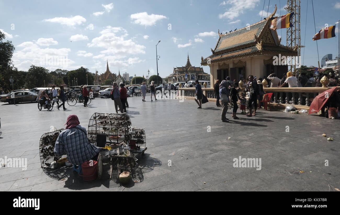 Le Pavillon Art Déco Colonial dimanche le long du Boulevard Sisowath Quay Park le long de l'intersection de la rivière Tonle Sap et du Mékong. Déc 2017 Banque D'Images