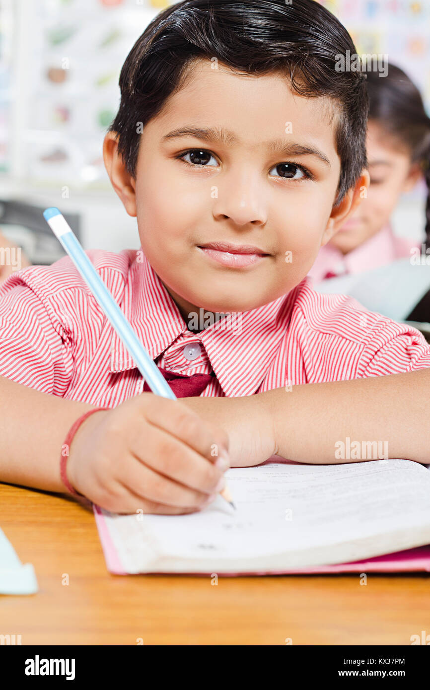 1 Indian School petit garçon assis livre classe l'étude de l'Éducation Banque D'Images