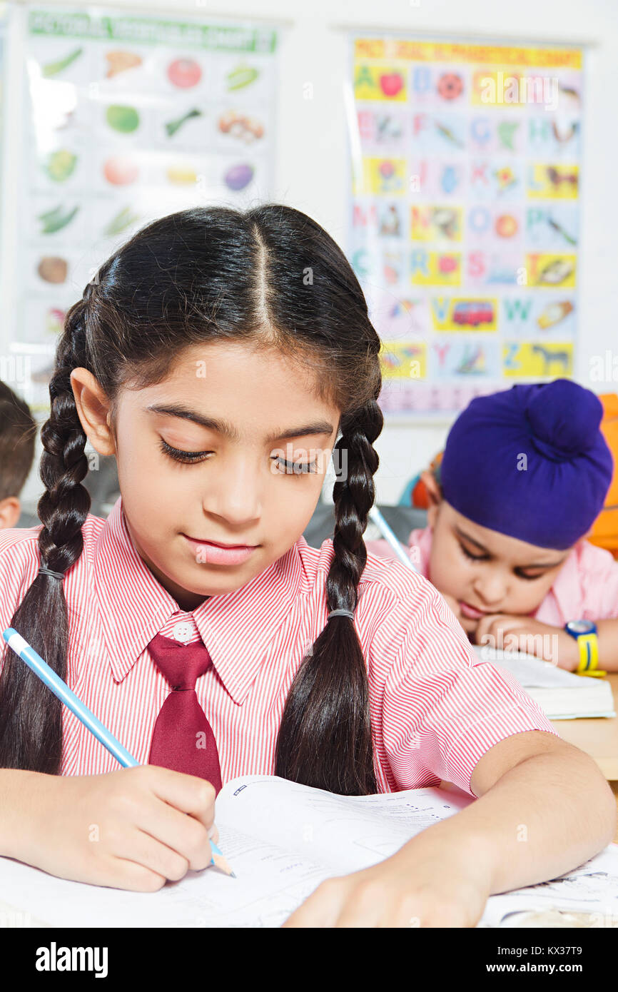 1 Indian School Kid fille étudiante écrit en classe l'étude de l'ordinateur portable Banque D'Images