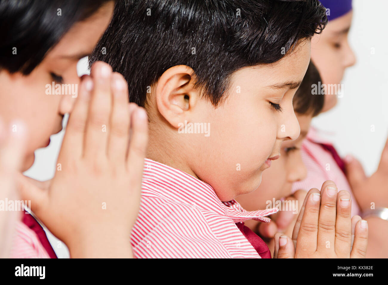 Les enfants de l'école Étudiants camarade mains jointes Prière culte Banque D'Images