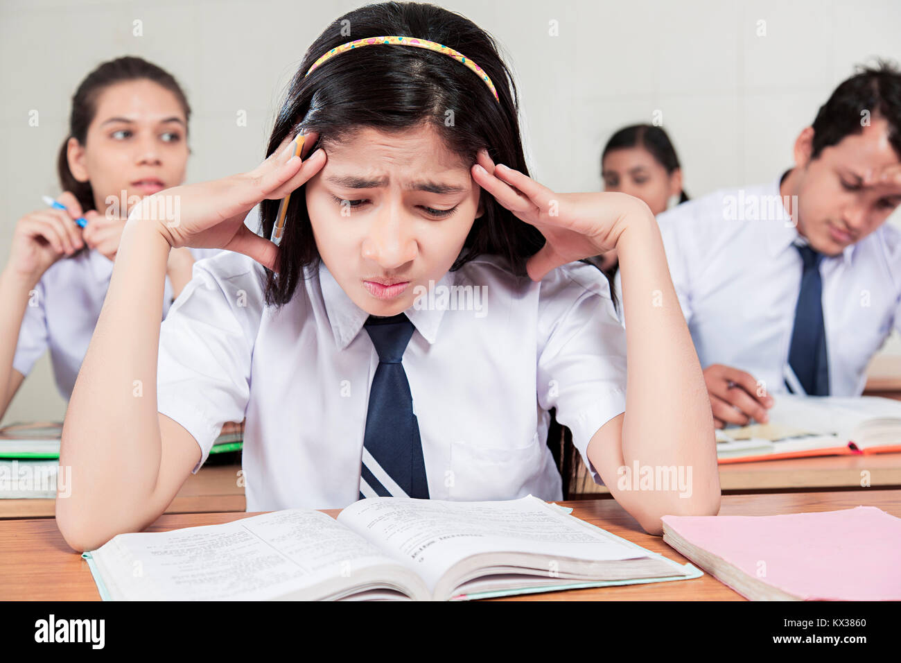 Fardeau de l'examen 1 Indian School Girl Reading Book Étude Frustration Banque D'Images