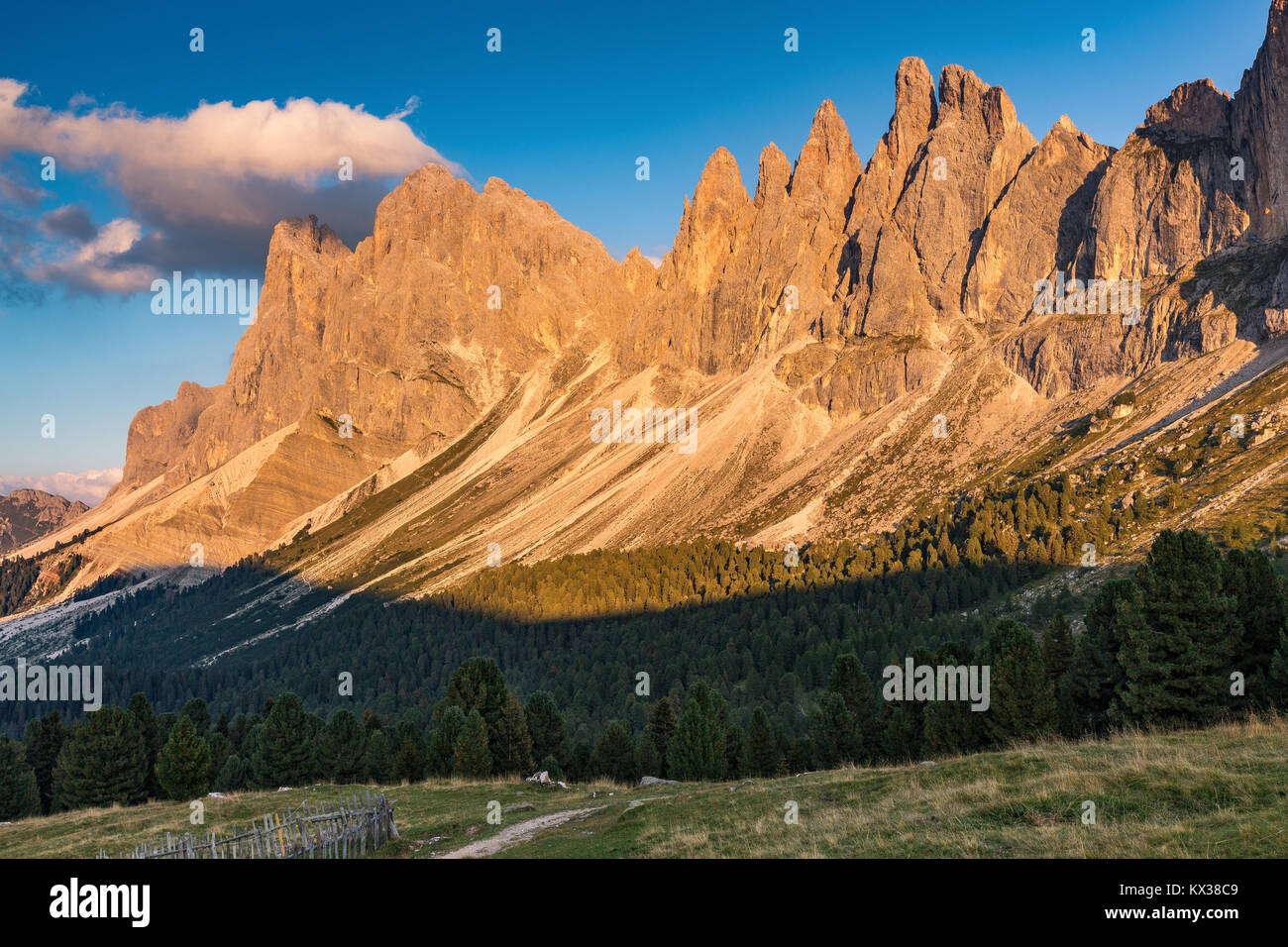 La lumière du soleil au coucher du soleil sur la Odle sommets de montagnes. La vallée de Funes. Le Gardena Dolomites. Trentin-haut-Adige. Alpes italiennes. L'Europe. Banque D'Images