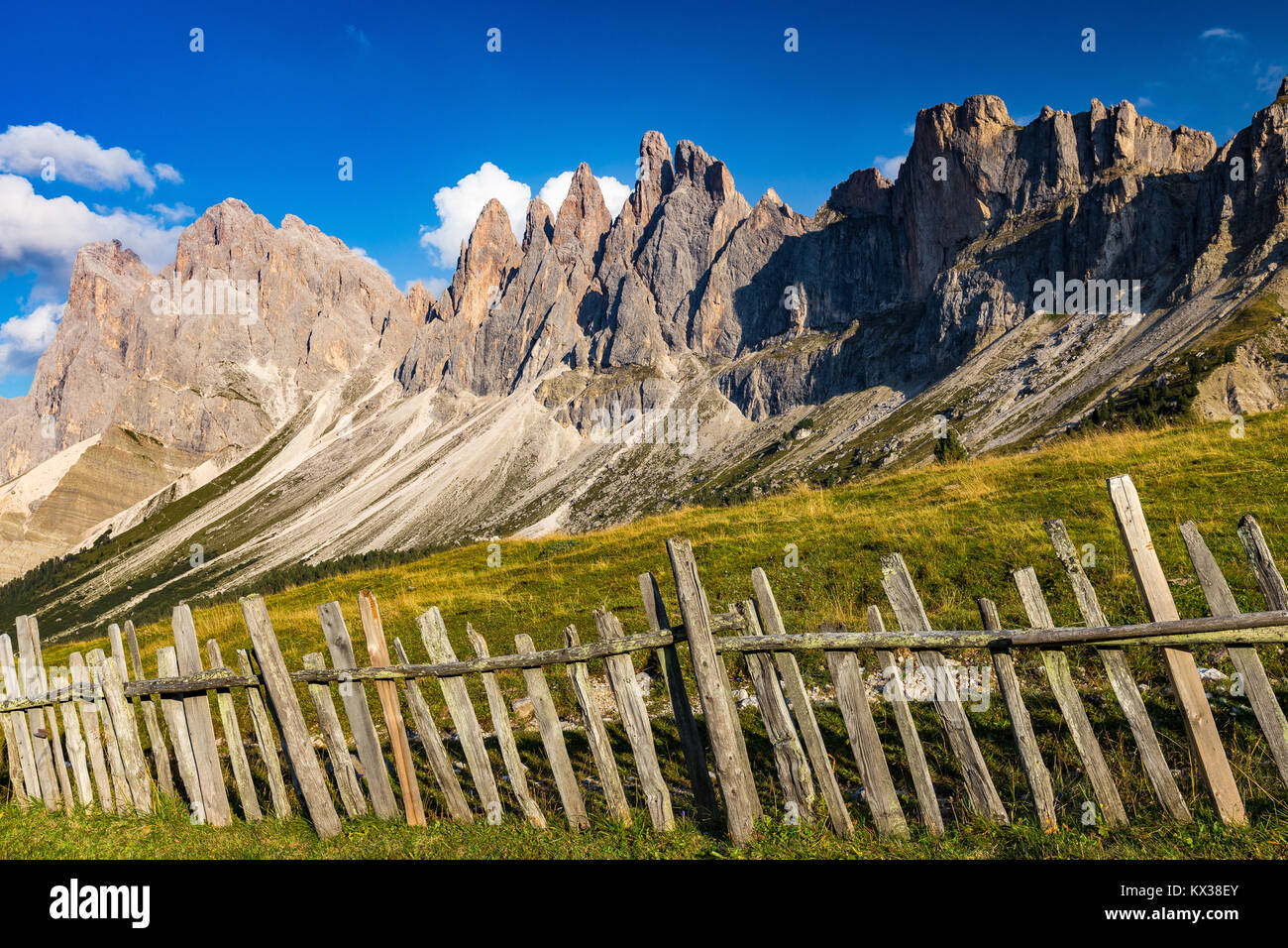 Le groupe de montagne Odle. Les prairies alpines, les clôtures en bois. Val di Funes, l'Hôtel Gardena Dolomites, Tyrol du Sud, Alpes italiennes. L'Europe. Banque D'Images