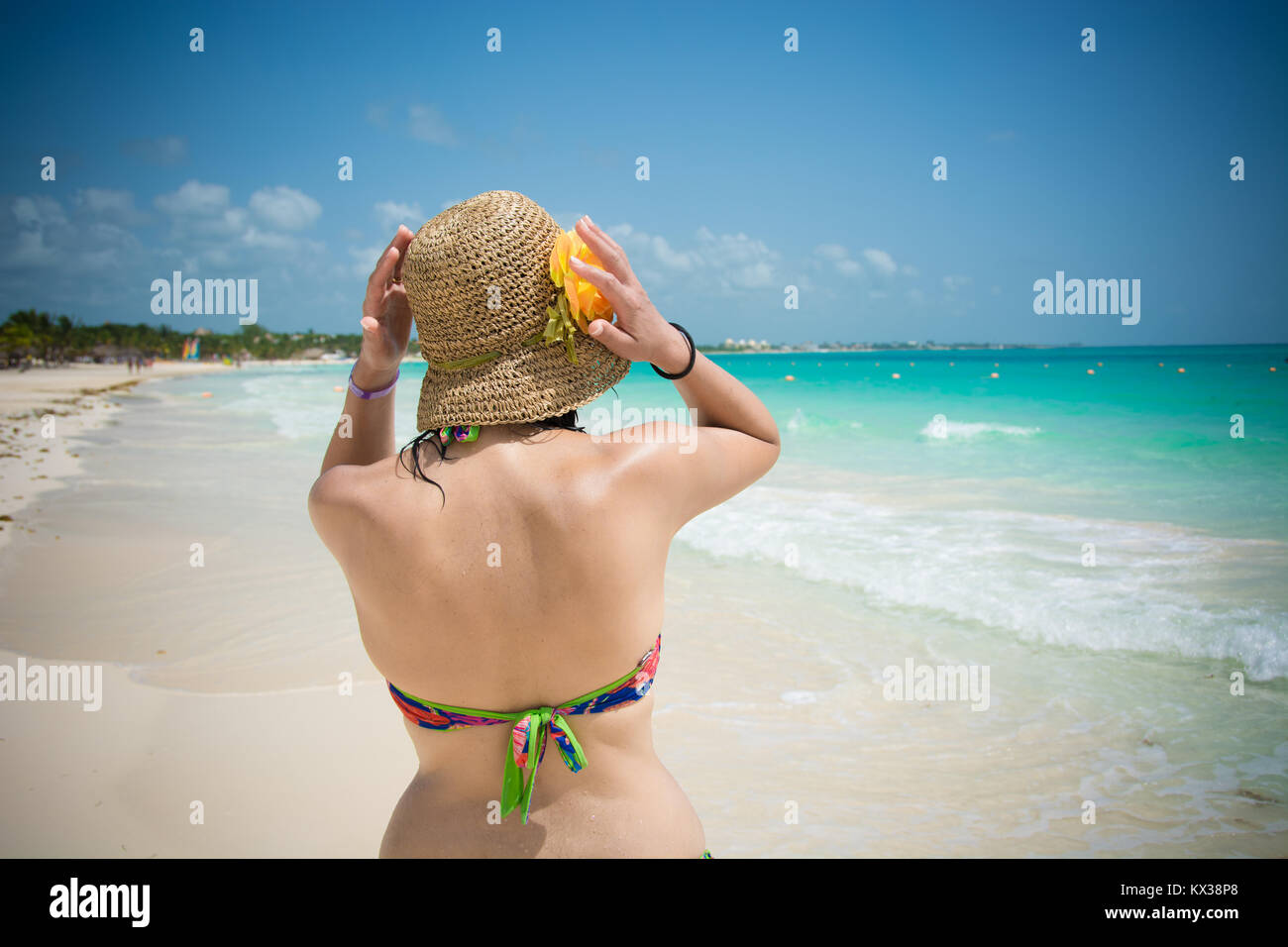 Belle femme dans la plage des Caraïbes. Vacances à la plage sur la Riviera Maya au Mexique. Banque D'Images