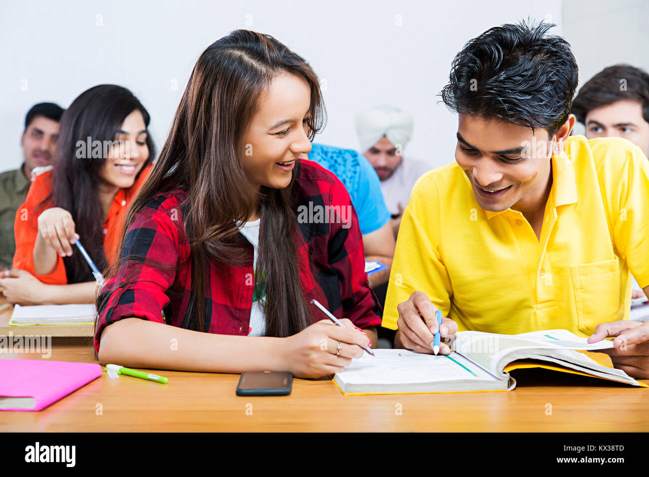 2 ami Indian College Students Reading Book étudier en classe Banque D'Images