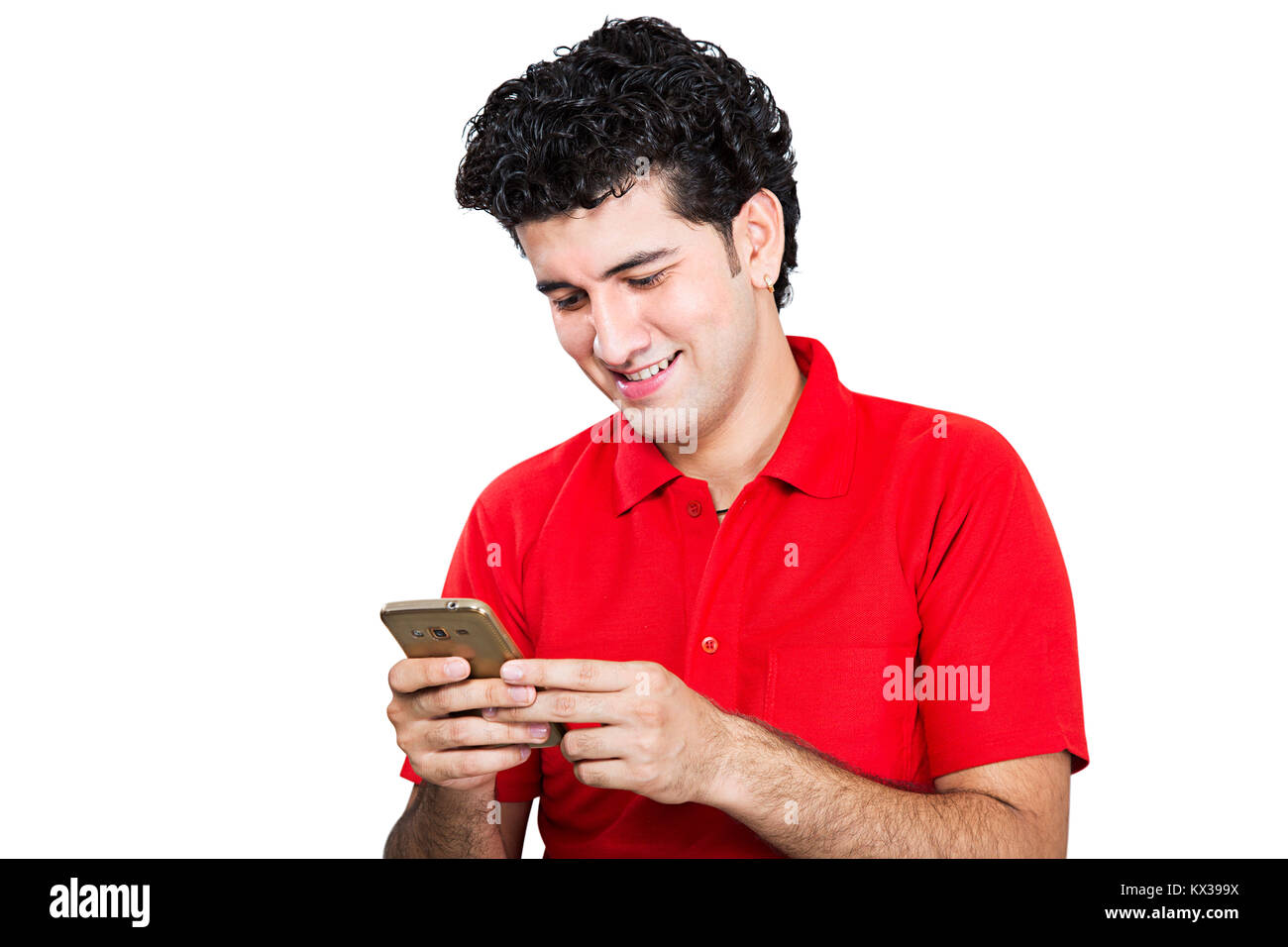 Jeune homme indien 1 Lecture de la messagerie instantanée sur Mobile Phone Smiling Banque D'Images