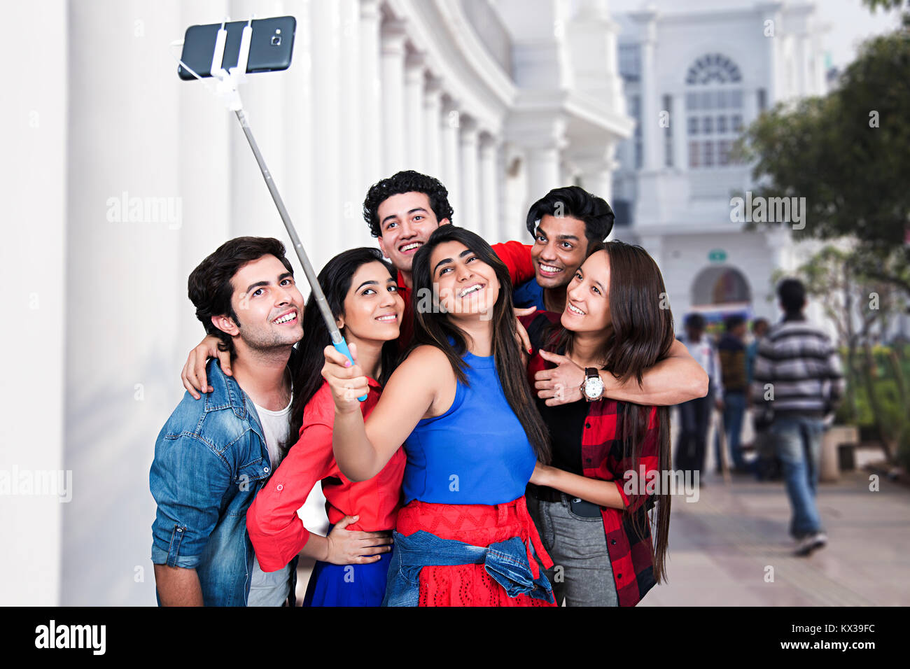 Groupe d'amis adolescents indiens prenant Téléphone Selfies Stick Happy Fun Banque D'Images