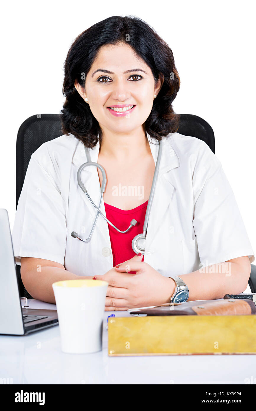 Femme Médecin médical indien Using Laptop In Clinic Banque D'Images