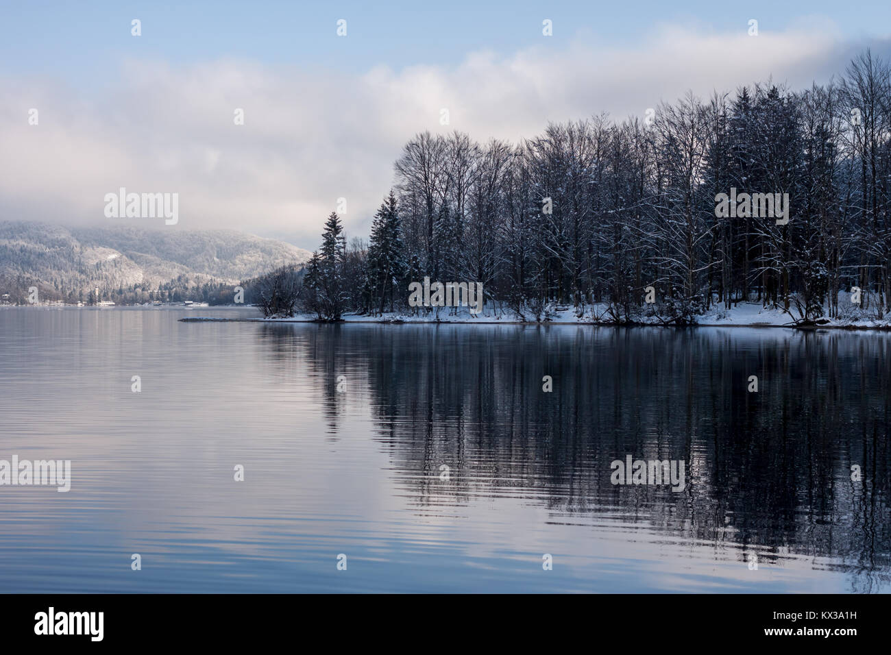 Lac d'hiver paysage avec reflactions Banque D'Images